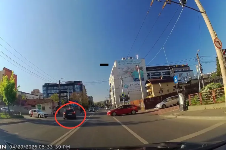Roșu? Detaliu minor! Un șofer din Cluj forțează stânga peste linie continuă, deși semaforul era roșu: „Scuze că te-am încurcat oprind la roșu!” VIDEO
