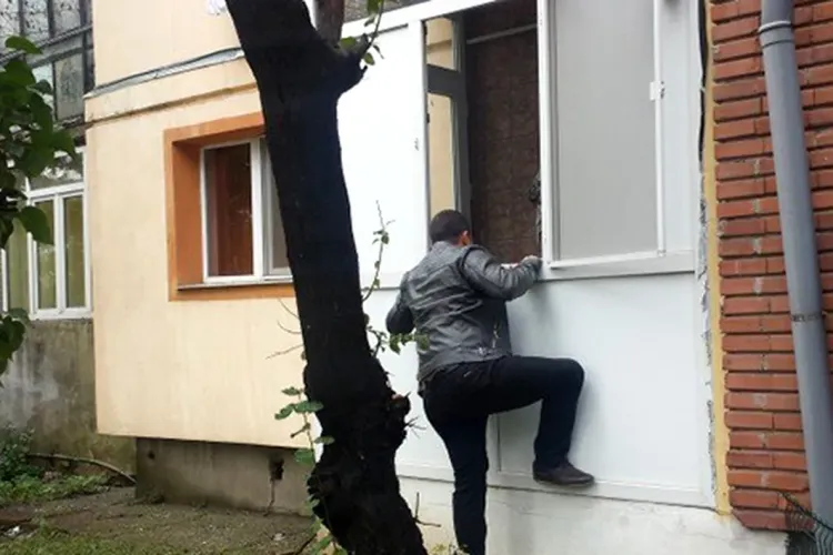 Hoț pe jumătate! A intrat cu mâinile și capul într-o casă din Cluj, dar a fost prins de proprietară. După eșec, a scăpat de rușine și a furat 500 de lei