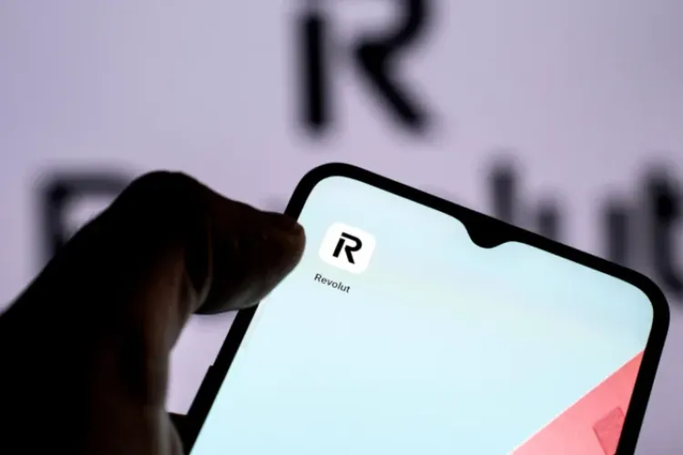 Un clujean acuză Revolut de înșelătorie la schimbul valutar! Cum și-a pierdut banii în câteva clipe: „M-au ars de 30 de lire în 15 minute!” FOTO