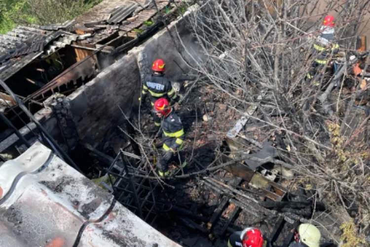 Cum s-a produs incendiul VIOLENT de pe strada Munteniei din Cluj! Casă, foișor și 2 anexe, cuprinse de flăcări/O femeie a suferit un atac de panică VIDEO