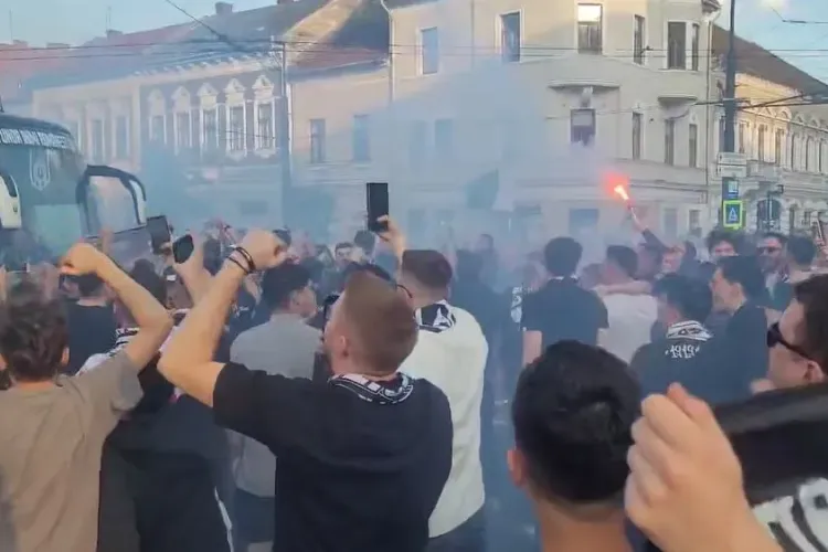 Mii de fani ai U Cluj au blocat Piața Mihai Viteazu pentru a-și încuraja echipa înaintea derby-ului cu CFR VIDEO FOTO