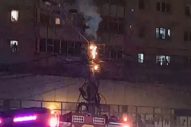 Cluj: Incendiu neobișnuit - un stâlp de iluminat a ars cu artificii lângă un bloc. Locuitorii priveau îngrijorați să nu se extindă VIDEO