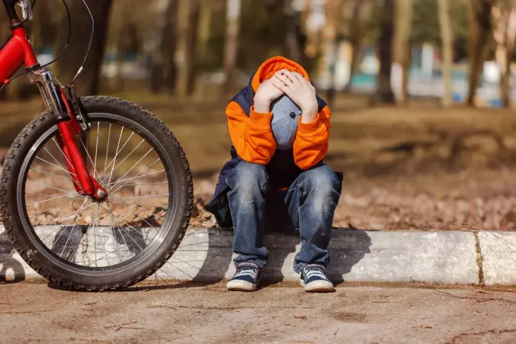 Cluj- Gest minunat făcut de un necunoscut în Parcul Rozelor! Și-a rupt tricoul de pe el ca să ajute un băiețel rănit: „A stat acolo până a venit ambulanța”