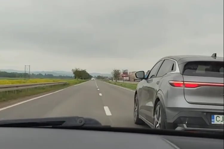 VIDEO Șicanare periculoasă pe drumurile din Cluj! Un șofer inconștient face tot ce poate ca să nu fie depășit: „Nu i-a păsat că puteam face accident”
