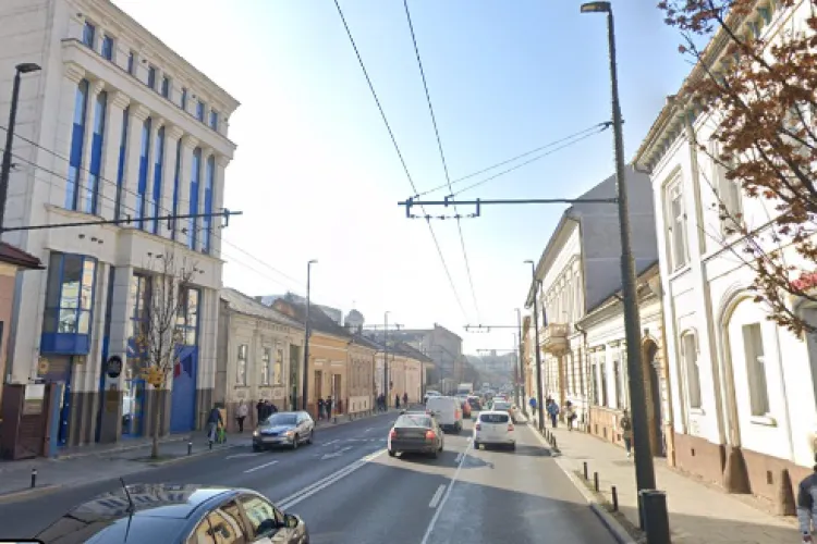 Pericol în centrul Clujului! Bucăți de tencuială, la un pas să cadă de pe fațada unei clădiri. Au intervenit pompierii 