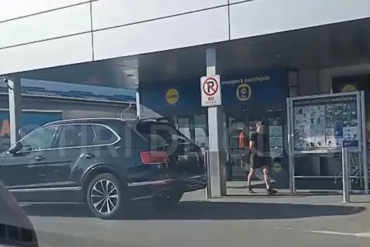 Febra cumpărăturilor de 1 Mai i-a făcut pe clujeni să uite de bunul simț! Un ,,șmecher de Cluj” și-a parcat Bentley-ul chiar în ușa unui supermarket -VIDEO