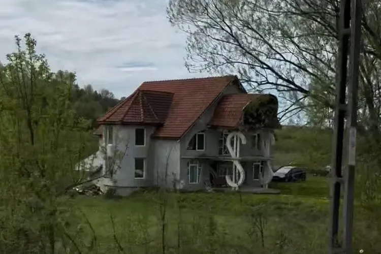 VIDEO O casă de certă „valoare” arhitecturală: „Dacă tot investești într-o casă, de ce să nu pui banii pe fațadă, la intrare, să se vadă?”