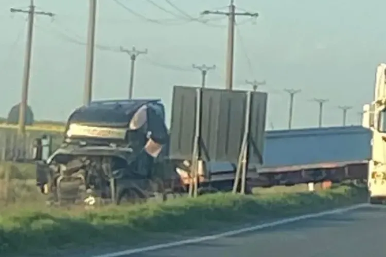Doi șoferi de TIR din Cluj, implicați într-un accident rutier! Bărbații erau colegi de muncă. Unul dintre ei a ajuns cu autocamionul în șanț 