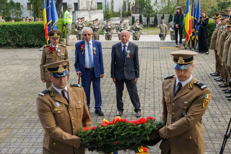 Veteranii de război, omagiați cu fast în Cluj-Napoca! Ceremonie emoționantă, discursuri solemne și flori pentru eroii care au scris istorie FOTO