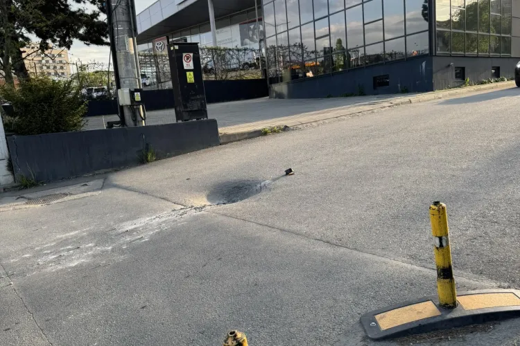 Crater uriaș pe o stradă din cartierul Zorilor! Clujenii se tem că-și vor distruge mașinile: „S-a surpat asfaltul, e o groapă destul de adâncă” FOTO