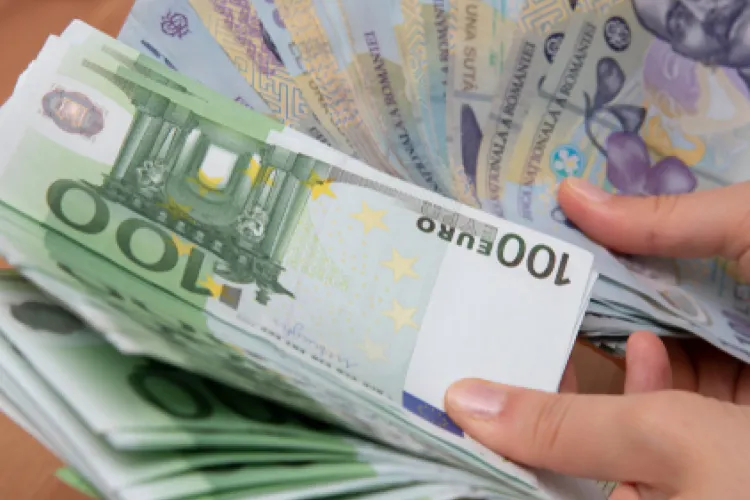 Euro trece de 5 lei și ajunge la un record istoric. Veștile nu sunt deloc bune. Românii, loviți direct la buzunar! 