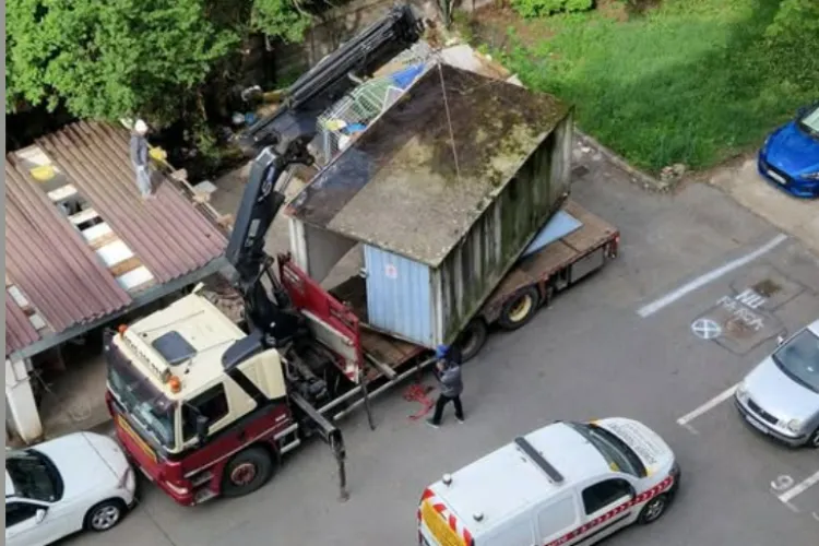 În Cluj nu îți mai ridică doar mașina, ci direct...garajul. O imagine virală a stârnit sute de comentarii haioase:„Era parcat greșit? Mașina era în garaj?”