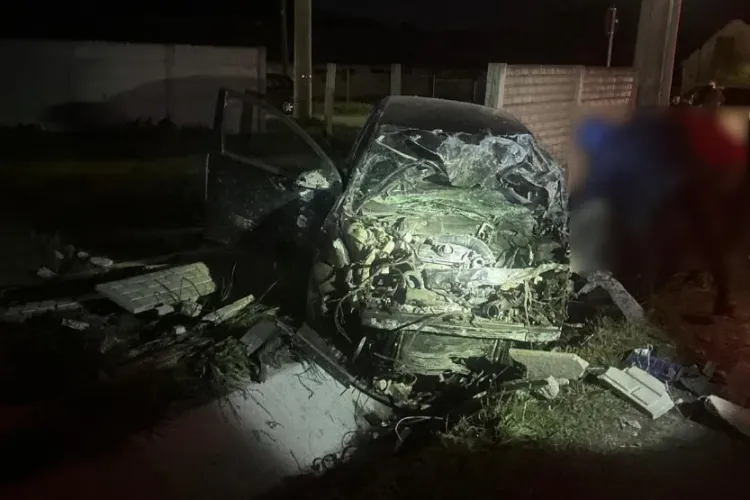 Accident grav: Un tânăr s-a răsturnat cu mașina și a rămas încarcerat. Pompierii clujeni au reușit cu greu să îl scoată. Acum e transportat la spital FOTO