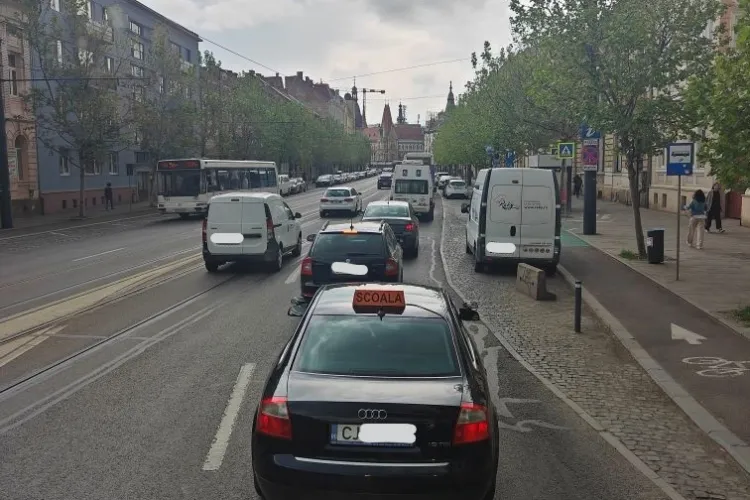 Un instructor „vedetă” din Cluj-Napoca își învață elevul să conducă greșit: „Este cea mai mare greșeală” 