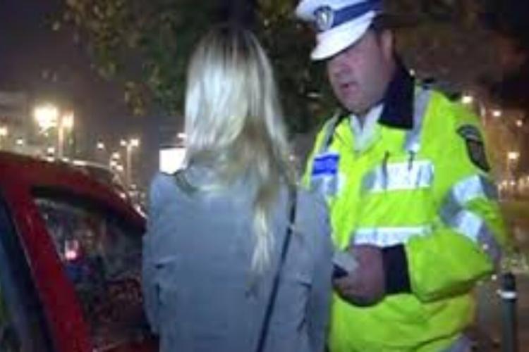 Mită în trafic la Cluj! O șoferiță a trecut pe roșu și a încercat să-i cumpere tăcerea unui polițist. Femeia a recunoscut totul în fața procurorilor
