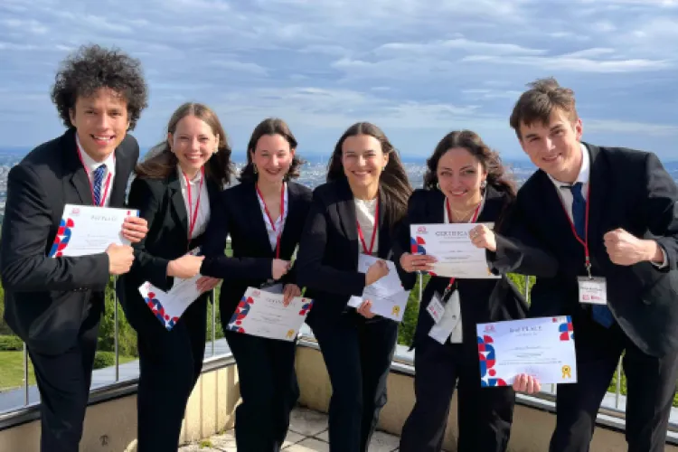 Două echipe de studenți clujeni, rezultate excepționale la o importantă competiție internațională din Viena! Au adus acasă argintul și o mențiune