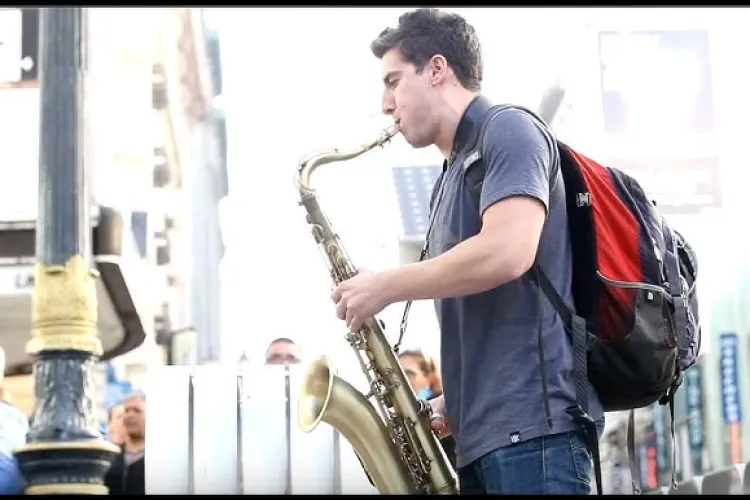 Clujenii din Piața Gării, scoși din sărite de un saxofonist care le face „serenade” sub balcon: „Se aude în apartamentele din zonă”