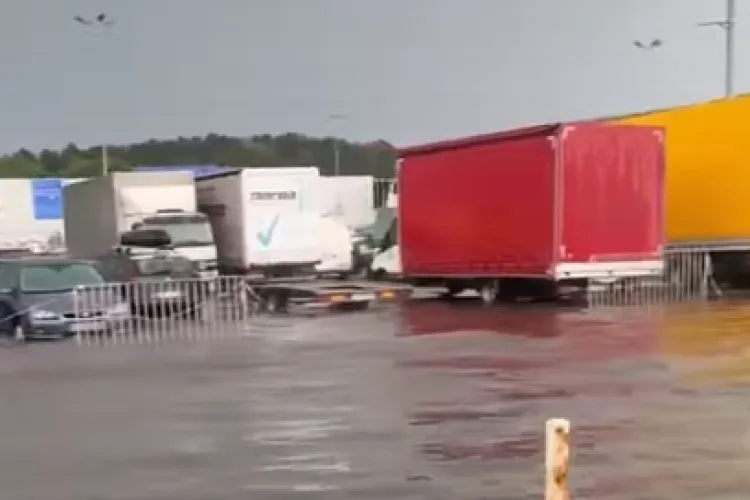 VIDEO La VIVO Cluj e nevoie din nou de barcă pentru a ajunge la cumpărături! Inundații majore astăzi la Vivo, după ruperea de nori