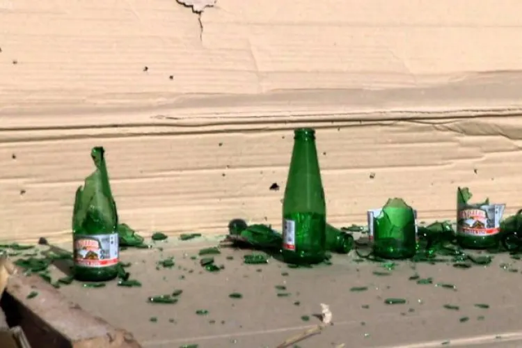 Dezastru într-un parc din Cluj! E plin de mucuri de țigară și sticle sparte: „Se adună adolescenți care fumează pe bănci și nu respectă nicio regulă”