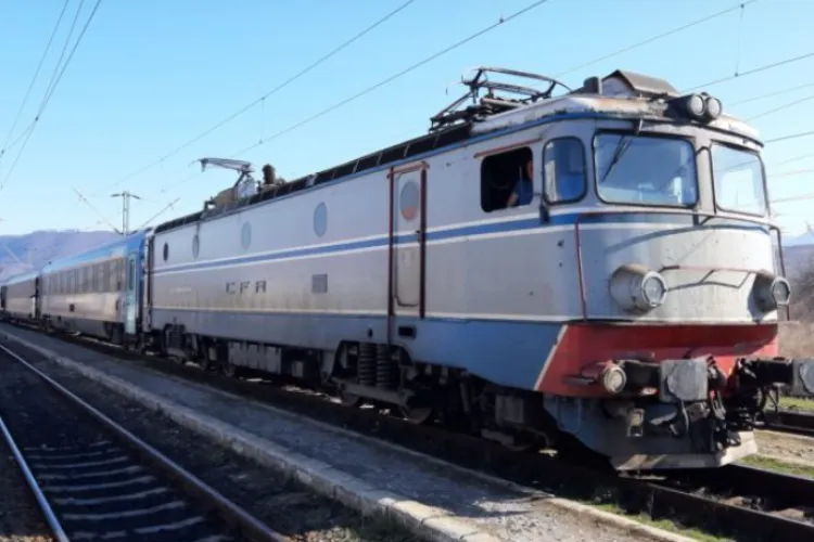 Caz șocant! Un bunic de 73 de ani s-a legat cu un lanț cu lacăt de șinele căii ferate, chiar în fața trenului. Bătrânul a ascuns cheia