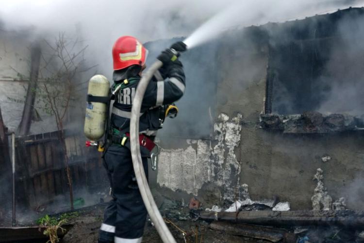 Incendiu violent în Cluj! O casă a fost cuprinsă de flăcări. Pompierii clujeni au intervenit cu trei echipaje 
