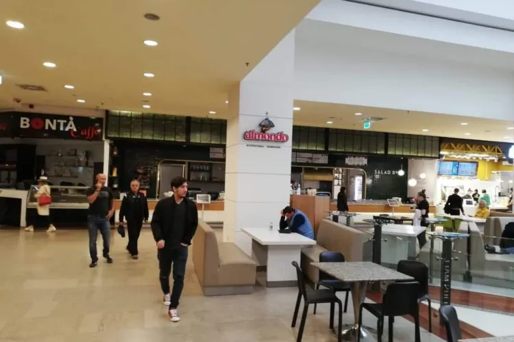 Tânăr HĂRȚUIT într-un mall din Cluj! Angajații unei asociații umanitare au năvălit peste el la masă: „Simt că se trece spre un comportament abuziv”