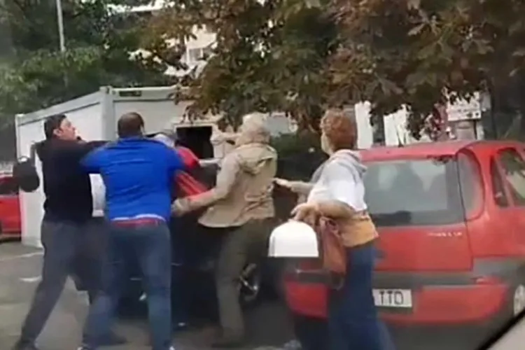 Scenă șocantă în Cluj! Un individ violent a bătut un șofer cu o FURCĂ și a blocat traficul după un accident rutier. A urmat un scandal între două tabere