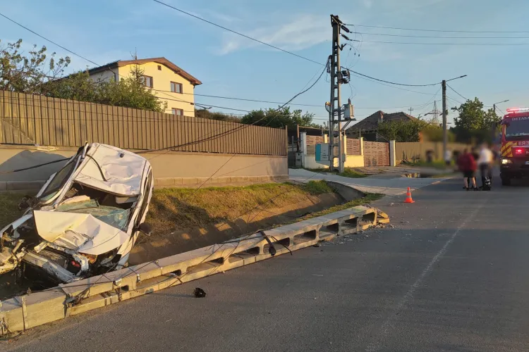 Accident grav în seara asta în Apahida: Doi tineri s-au izbit violent cu mașina de un stâlp, ce s-a prăbușit. Au fost transportați urgent la spital FOTO
