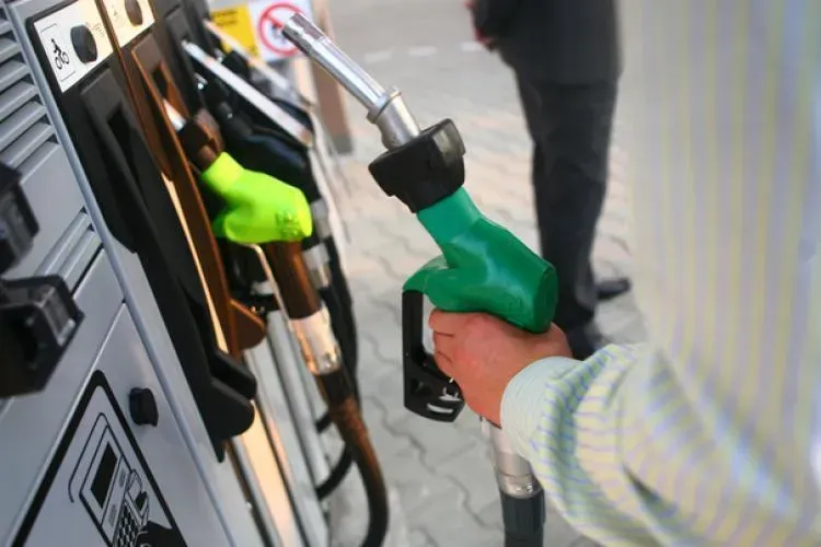 Care sunt prețurile carburanților astăzi, 28 aprilie 2025! Cât costă un litru de benzină, motorină sau GPL