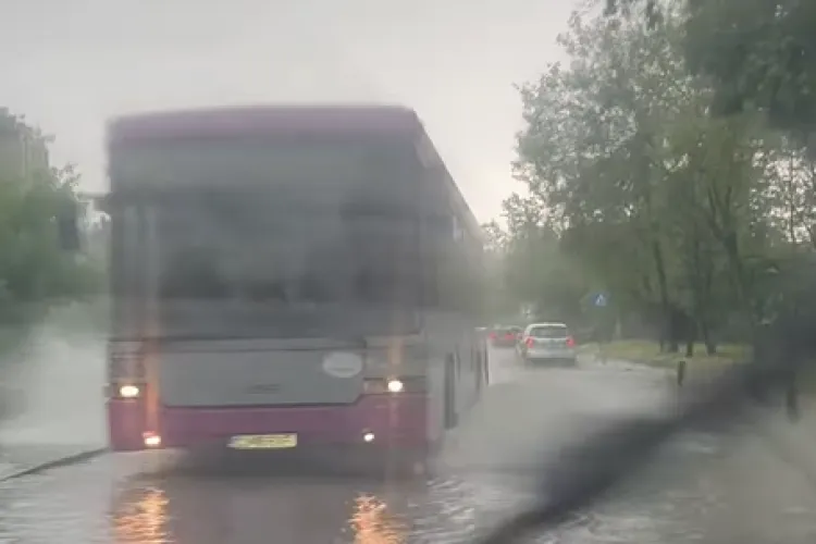 VIDEO Imagini apocaliptice din Cluj! Calea Someșeni seamănă izbitor cu Veneția după ploile torențiale / Mașinile aproape că plutesc pe stradă