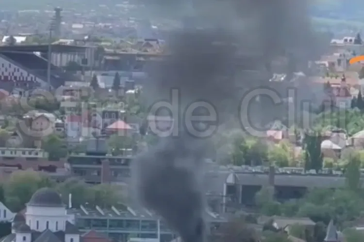 VIDEO Un garaj din Cluj-Napoca a luat foc în urmă cu puțin timp. Fumul gros de la incendiu e vizibil de la kilometri distanță