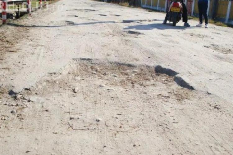 Dezastru pe o stradă din Cluj-Napoca! Locatarii riscă să fie izolați din cauza lucrărilor făcute de mântuială: „Nu vom mai putea ajunge la casele noastre”