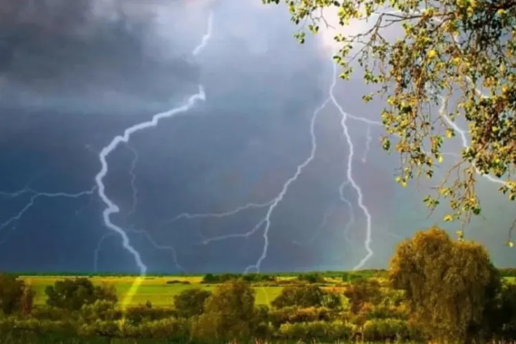 Clujul, din nou sub COD GALBEN de PLOI! Meteorologii anunță vijelii și descărcări electrice