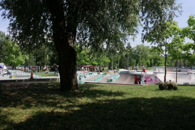 Clujenii chiar sunt OAMENI adevărați! Și-a rupt tricoul de pe el să îngrijească rana unui copil necunoscut în Parcul Rozelor: „Să-i dea Dumnezeu sănătate!”