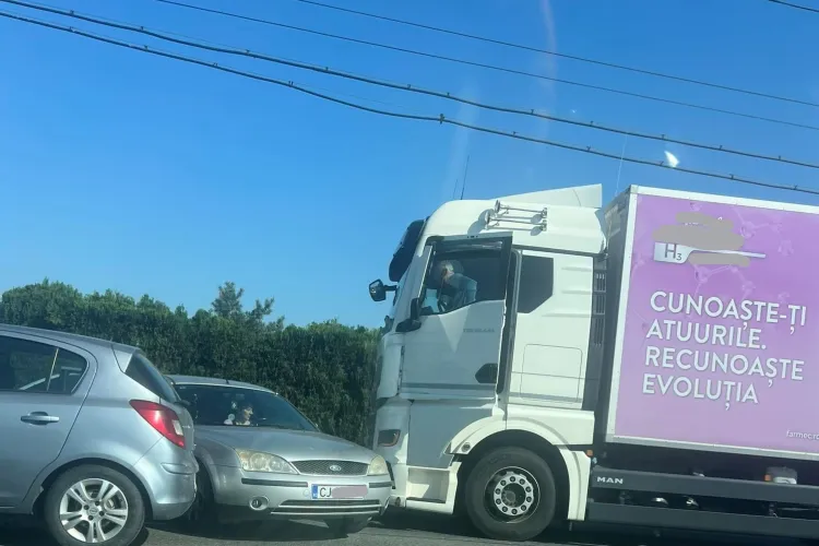 VIDEO. Ireal! Un șofer de TIR din Cluj strivește efectiv o mașină aflată pe banda ei. Totul s-a întâmplat în câteva secunde 