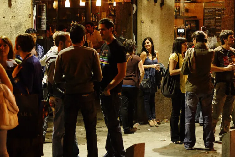 Clienții unui bar din centrul Clujului terorizează locuitorii din zonă! Oamenii nu mai au liniște în case: ,,Perturbă liniștea, fac mizerie, sparg sticle”