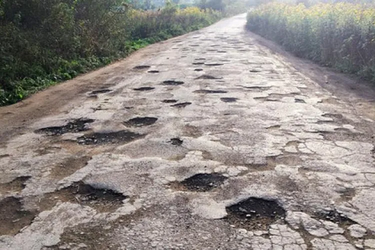 Bani aruncați pe fereastră la Cluj-Napoca! O stradă „reparată” anul trecut a ajuns un dezastru: „Asfaltul a dispărut în totalitate” 