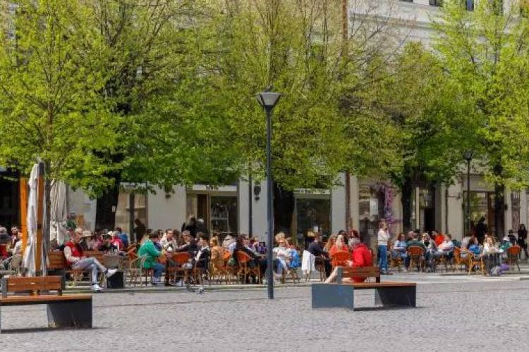 Soare, temperaturi blânde și chef de relaxare: Clujul se bucură de o zi perfectă înainte de vacanța de 1 Mai