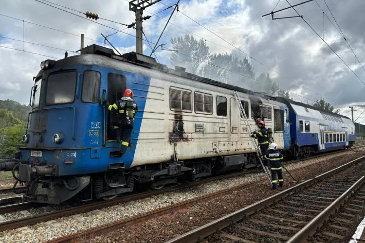 Locomotiva unui tren a luat foc! Peste 100 de persoane au fost evacuate. Pompierii au intervenit de urgență