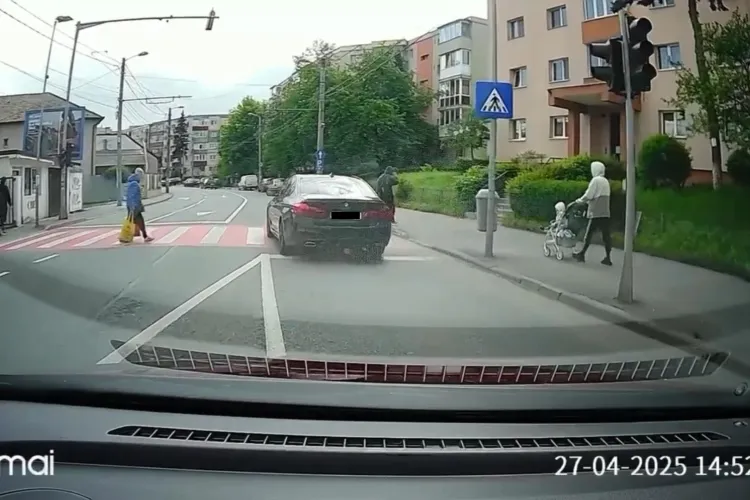 A oprit pentru unul, dar l-a ignorat pe celălalt! Incident revoltător în Cluj: Un șofer gonește pe trecerea de pietoni, deși era deja ocupată VIDEO