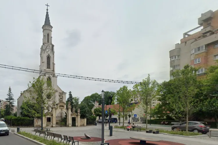 Ușa unei biserici din Cluj, distrusă cu TÂRNACOPUL de un hoț mascat! A oprit sistemul de alarmă, dar n-a reușit să fure nimic / Ce l-a făcut să fugă 