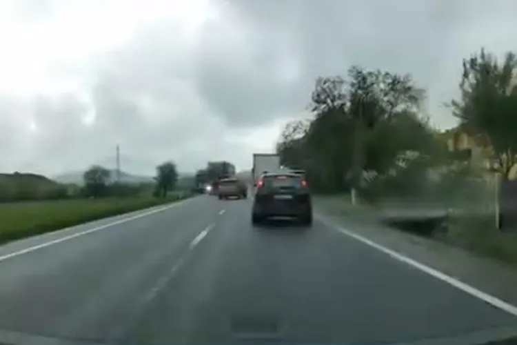 VIDEO INCREDIBIL A încercat să depășească un camion deși pe contrasens venea în viteză alt TIR. A urmat o confruntare de tip „cine cedează primul” 