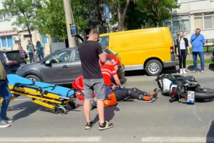 Un șofer cu BMW din Cluj a lovit un motociclist în Iași. Tânărul a fost rănit și transportat de urgență la spital FOTO