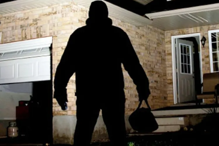 Furt ca-n filme în Cluj! Hoții au profitat de poarta descuiată, au intrat în casa unui clujean și au dat lovitura. Autorii jafului, imposibil de găsit