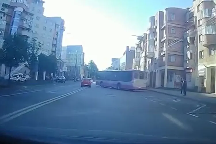 Încăpățânarea în trafic poate produce tragedii: Incident șocant filmat în centrul orașului Cluj-Napoca VIDEO