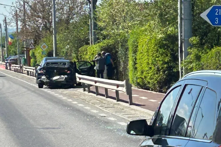 Accident în Cluj! O mașină a fost făcută praf, iar în urma impactului a fost aruncată în parapetul de protecție
