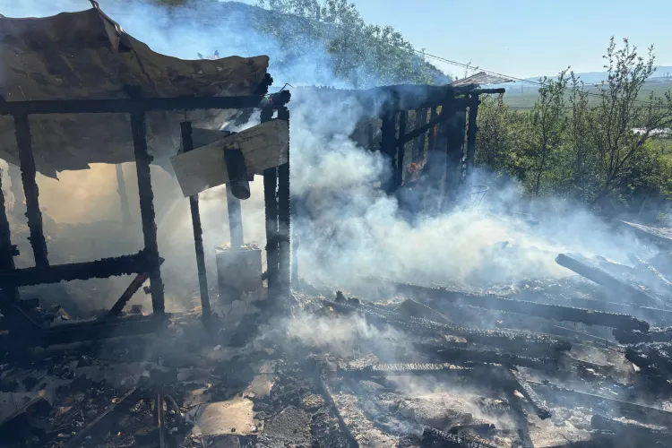 Cluj: Cum s-a produs incendiul DEVASTATOR, în urmă căruia o casă a ars din temelii? Intervenția pompierilor a fost extrem de dificilă FOTO VIDEO