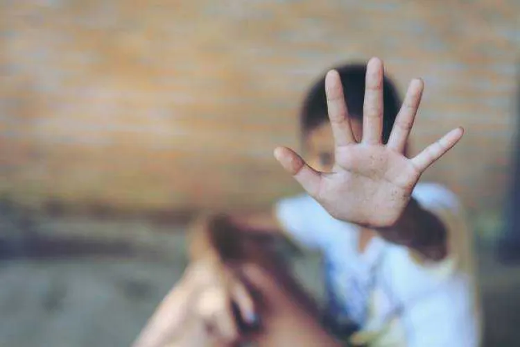 Monstru cu chip de om! Un bărbat și-a băgat fetița de doar 9 ani în SPITAL, după câteva pahare în plus. Copila a avut nevoie de o săptămână de îngrijiri 