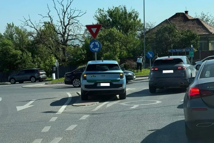 Tupeu de zile mari în Cluj al unui șofer bucureștean: A realizat „parcarea anului” în ...sensul giratoriu: „Mitic de București. A uitat unde se află” FOTO