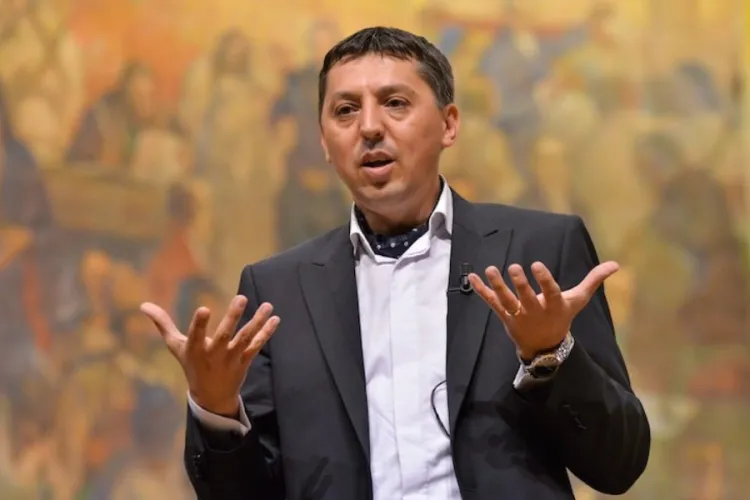 Ministrul Daniel David dă de pământ cu impostura, extremismul și falșii patrioți! Îi îndeamnă pe tineri să apere democrația: „Viitorul are o șansă”